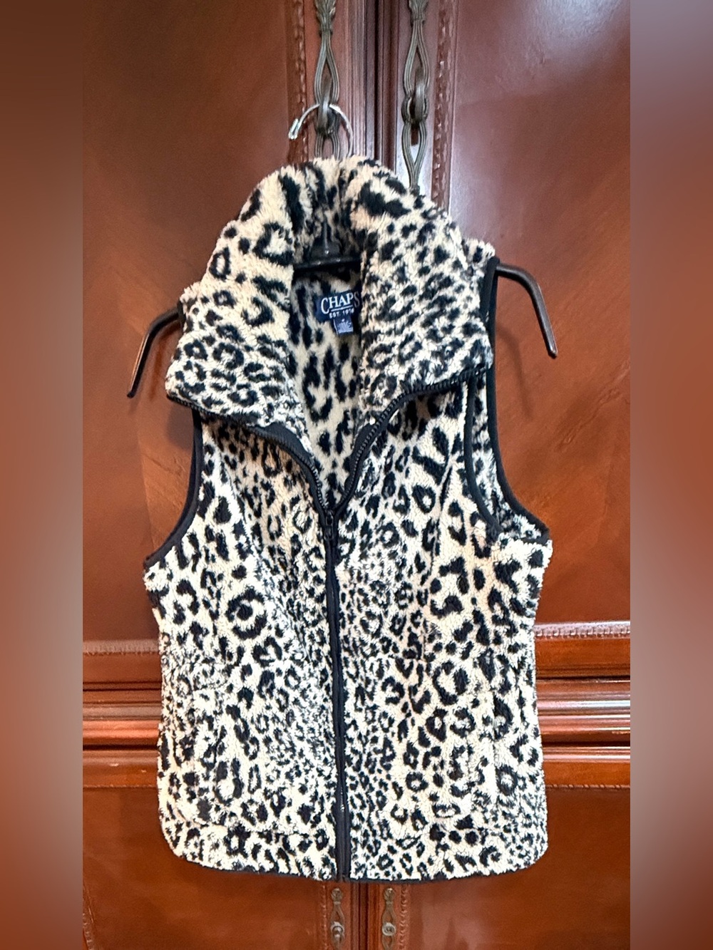 Chaps Fleece Leopard
Print Full Zip Vest EUC
W/ pockets sz Med - Picture 4 of 10